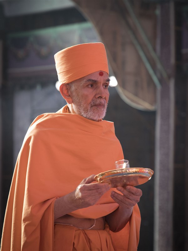 Swamishri performs arti