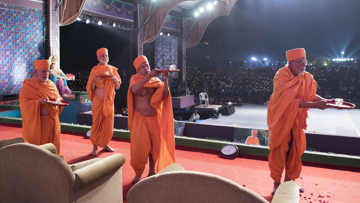 Senior sadhus perform arti