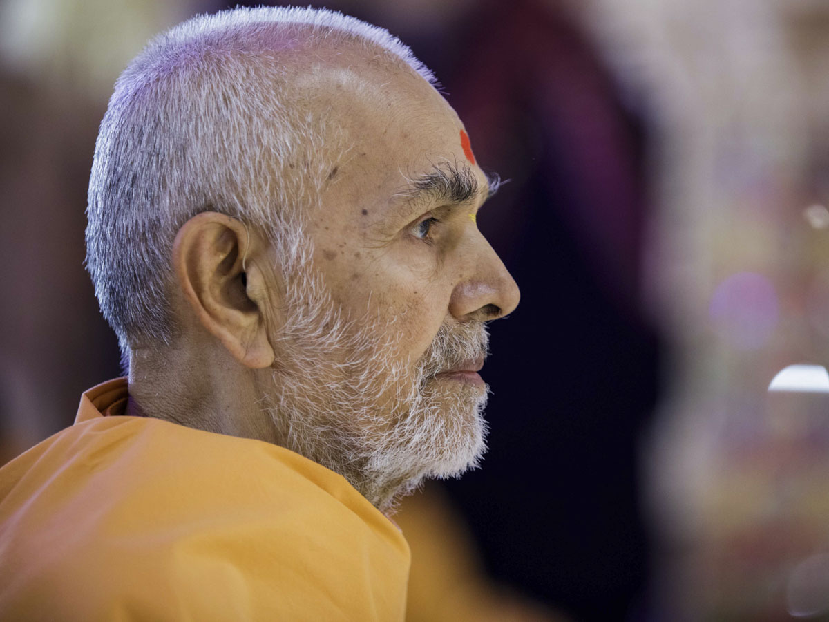Param Pujya Mahant Swami Maharaj engrossed in darshan of Thakorji