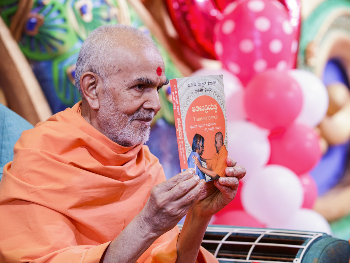 Swamishri inaugurates the Telugu translation of 'Transcendence'