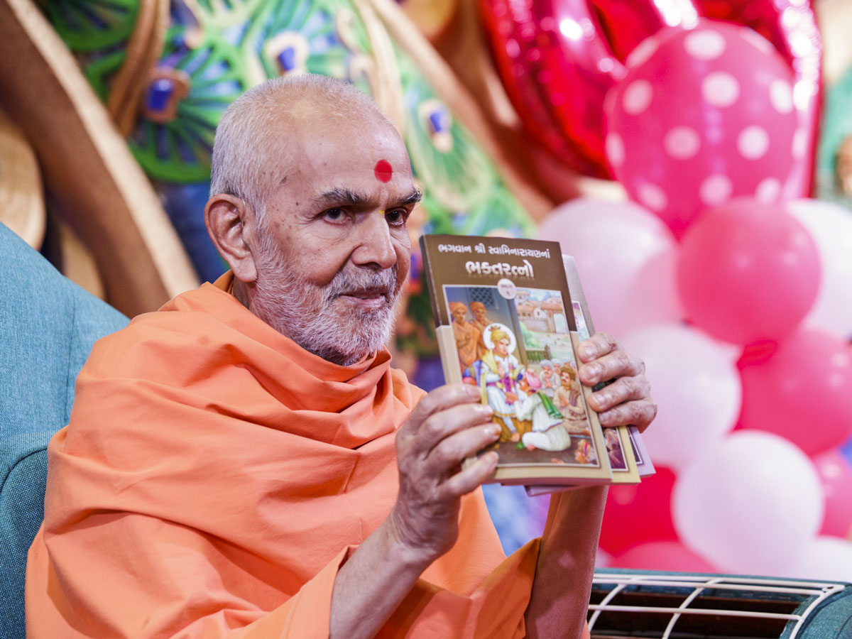 Swamishri inaugurates a new print publication, 'Bhagwan Shri Swaminarayanna Bhaktaratno'
