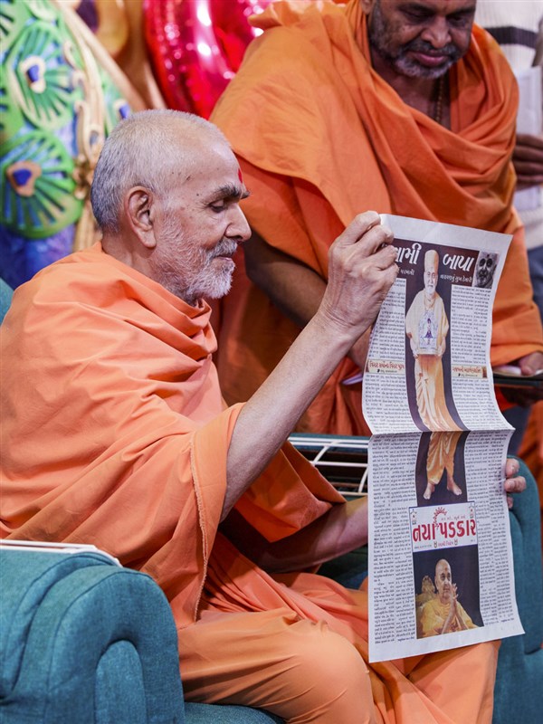 Swamishri sanctifies a special supplement in honor of Pramukh Swami Maharaj's birthday published by 'Naya Padkar'