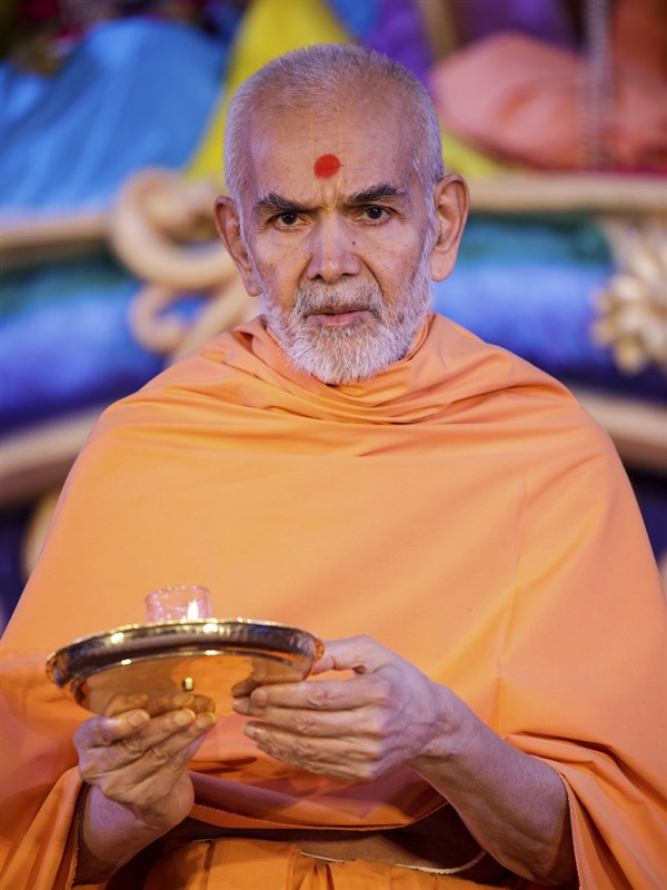 Param Pujya Mahant Swami Maharaj performs morning arti