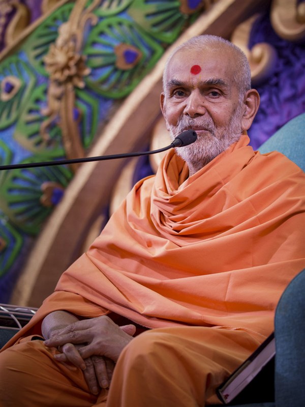 Swamishri blesses the morning satsang assembly
