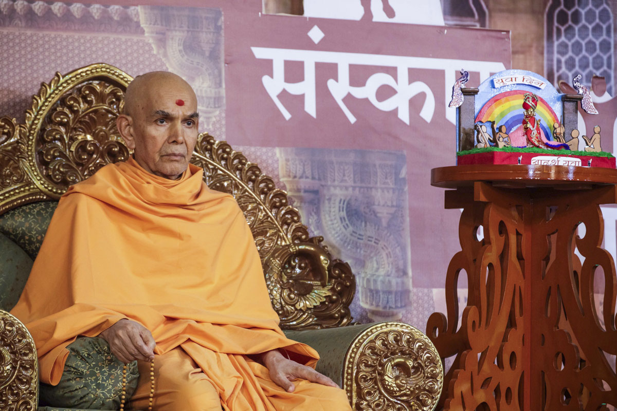Swamishri doing a mala