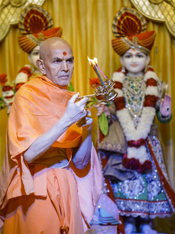 Swamishri performs morning arti