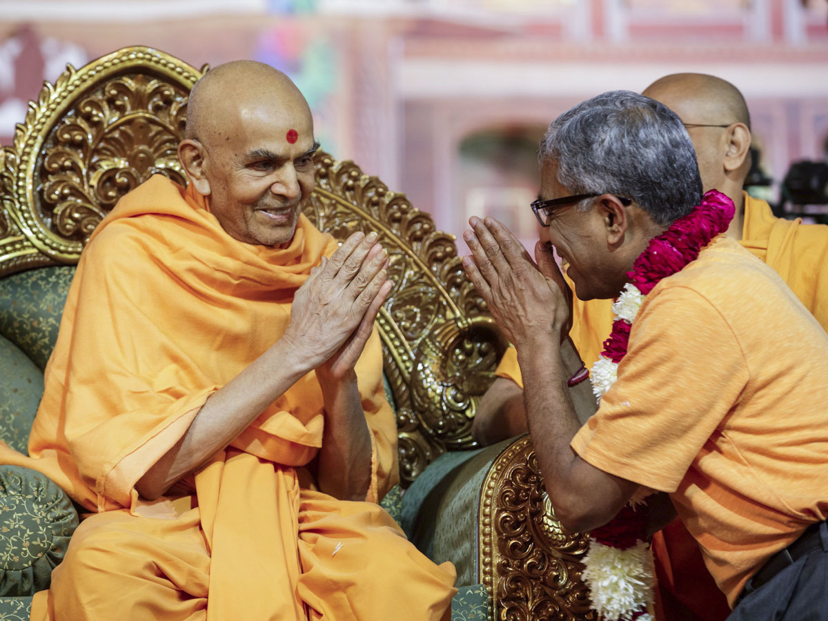 Swamishri blesses Shri Kanubhai Patel