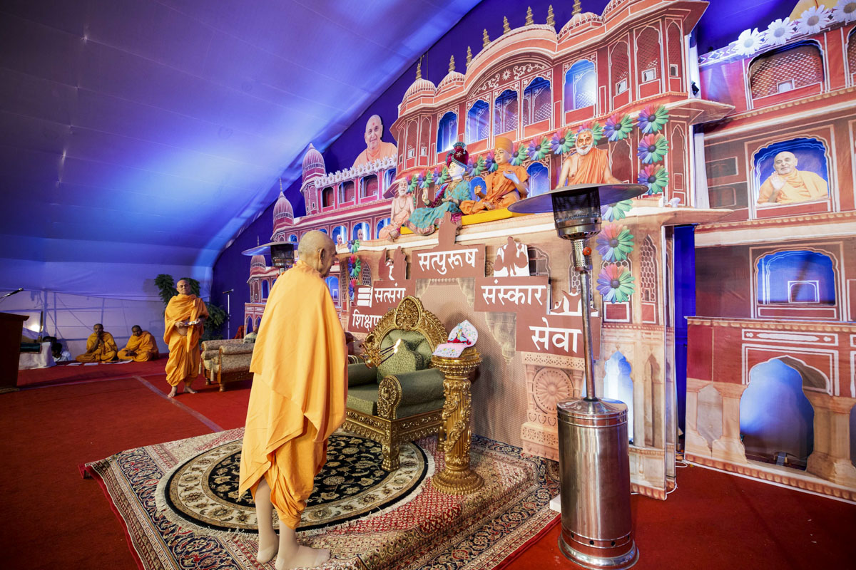 Swamishri and Pujya Viveksagar Swami perform the evening arti