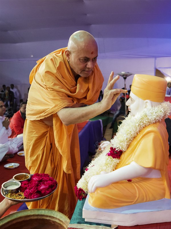 Pujya Viveksagar Swami performs pujan of Brahmaswarup Pramukh Swami Maharaj's murti