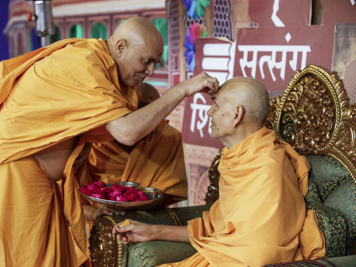 Pujya Viveksagar Swami applies chandlo to Swamishri