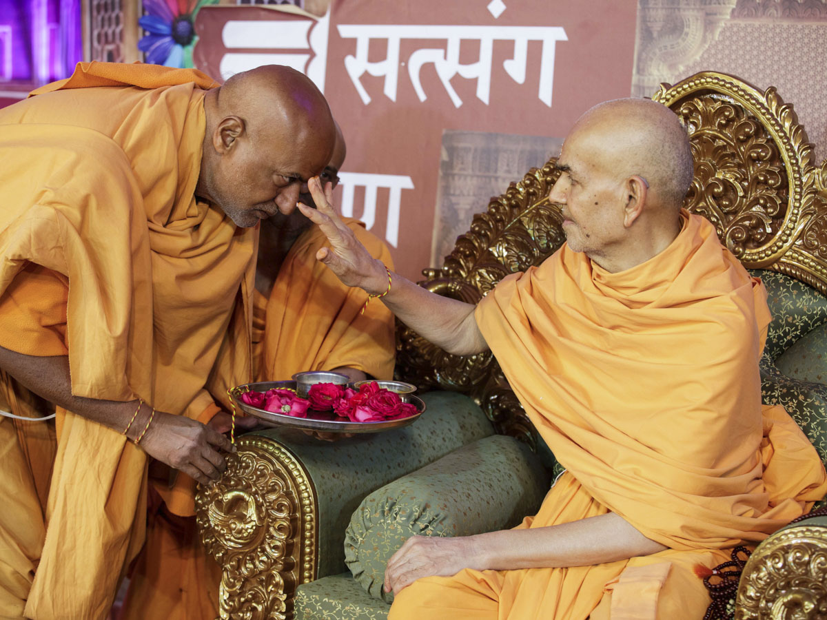 Swamishri applies chandlo to Rajeshwar Swami