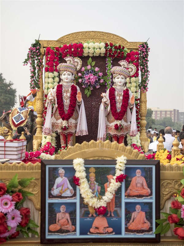 Akshar-Purushottam Darshan Mahotsav: Swaminarayan Bhashya Shobha Yatra - Shri Akshar-Purushottam Maharaj in a decorated chariot