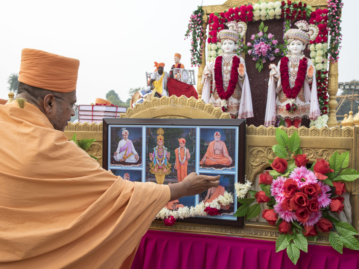 Narendraprasad Swami performs pujan of murtis
