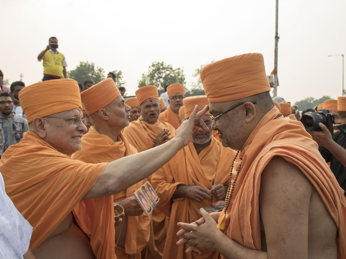 Pujya Ishwarcharan Swami applies chandlo to Bhadresh Swami