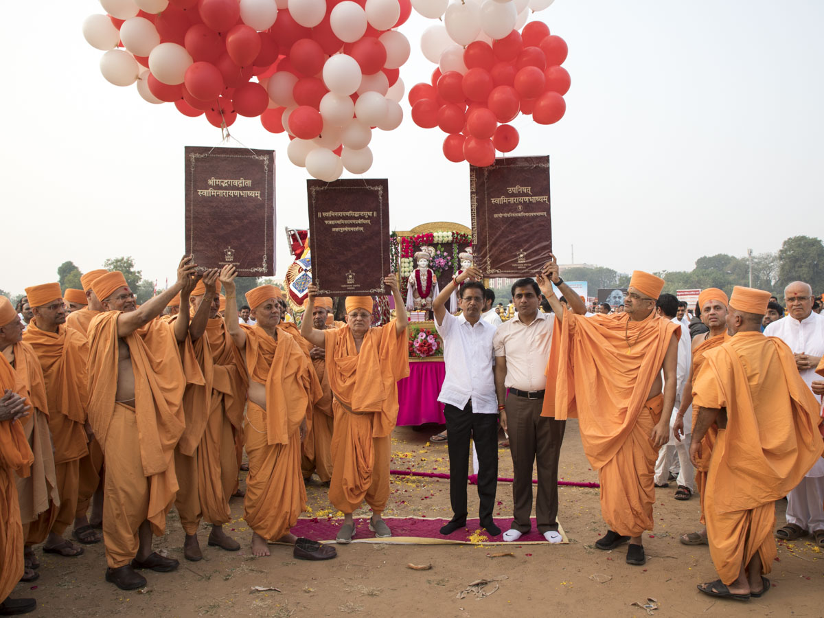 Senior sadhus and dignitaries release balloons
