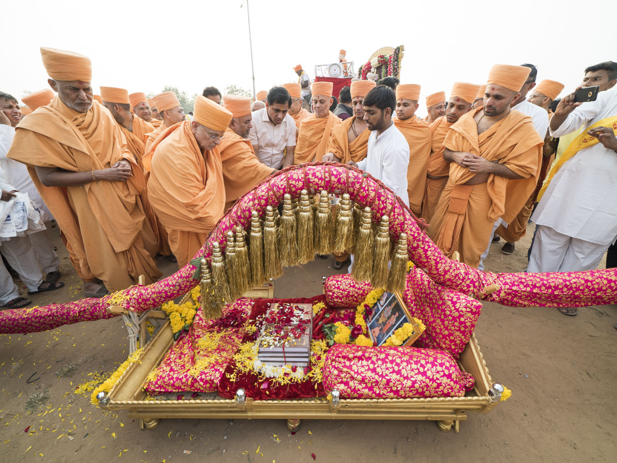 Pujya Ishwarcharan Swami performs pujan of the bhashyas