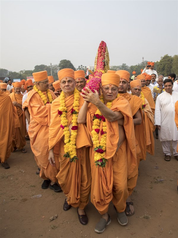 Pujya Ishwarcharan Swami, Pujya Viveksagar Swami and sadhus lead the procession through the streets of Vadodara