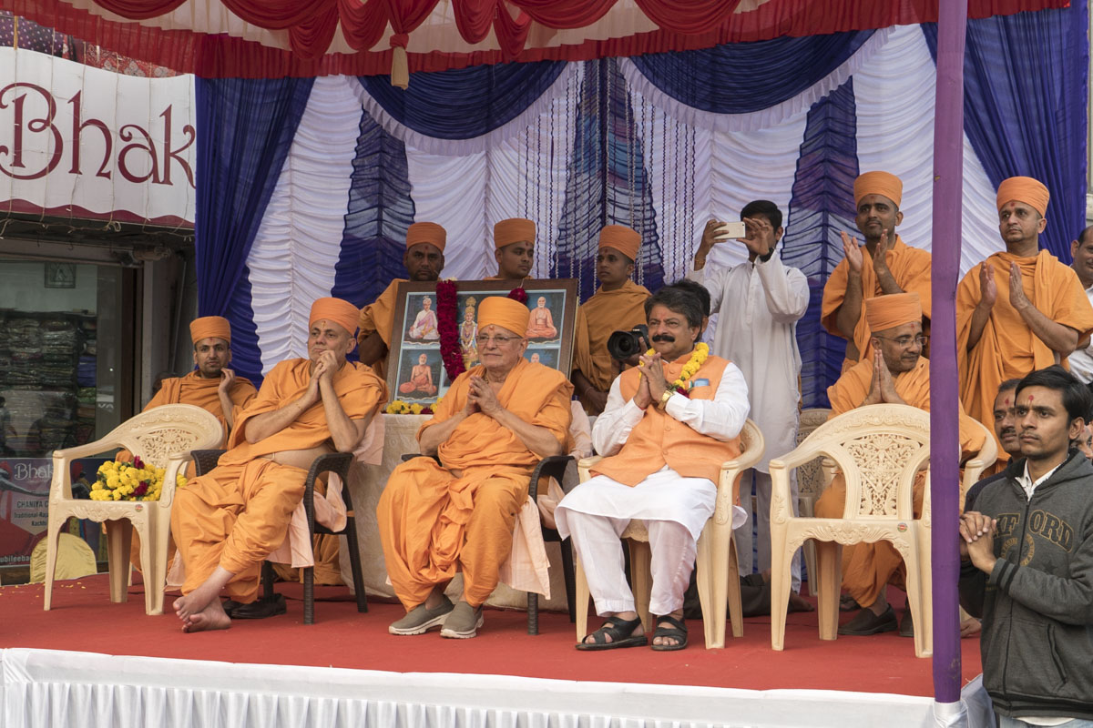 Pujya Ishwarcharan Swami, Pujya Viveksagar Swami and dignitaries observe the Shobha Yatra