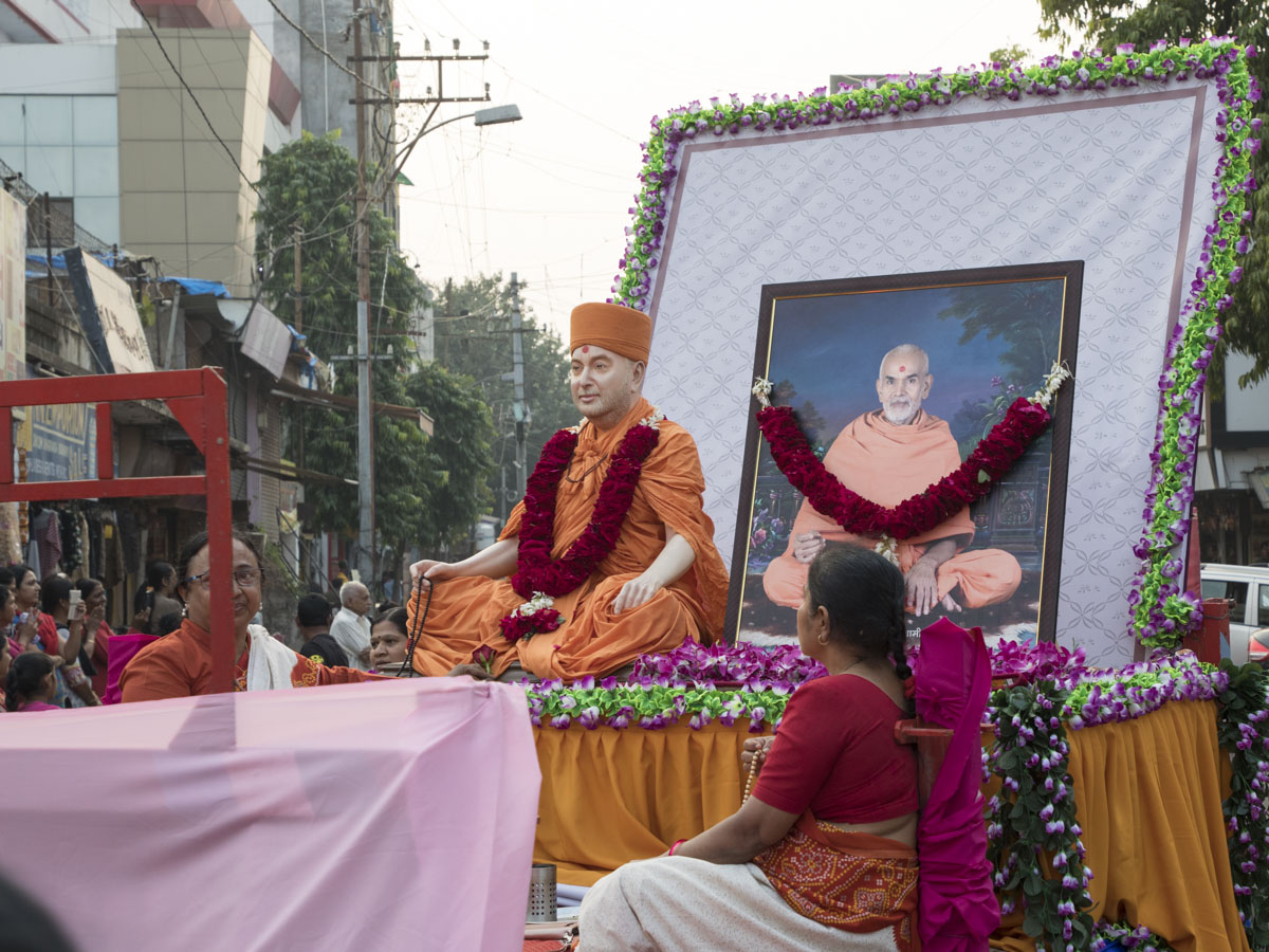 Brahmaswarup Pramukh Swami Maharaj in a decorated chariot