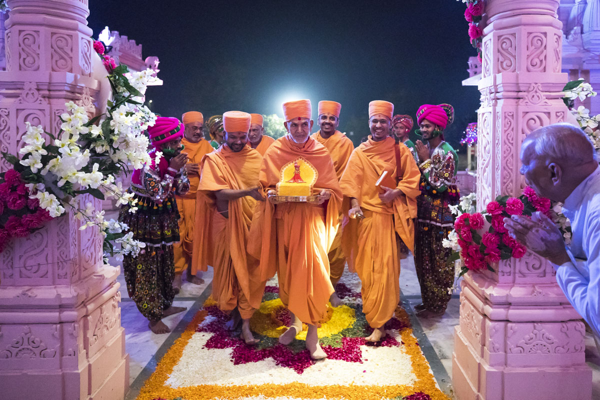Param Pujya Mahant Swami Maharaj arrives at BAPS Shri Swaminarayan Mandir, Surendranagar