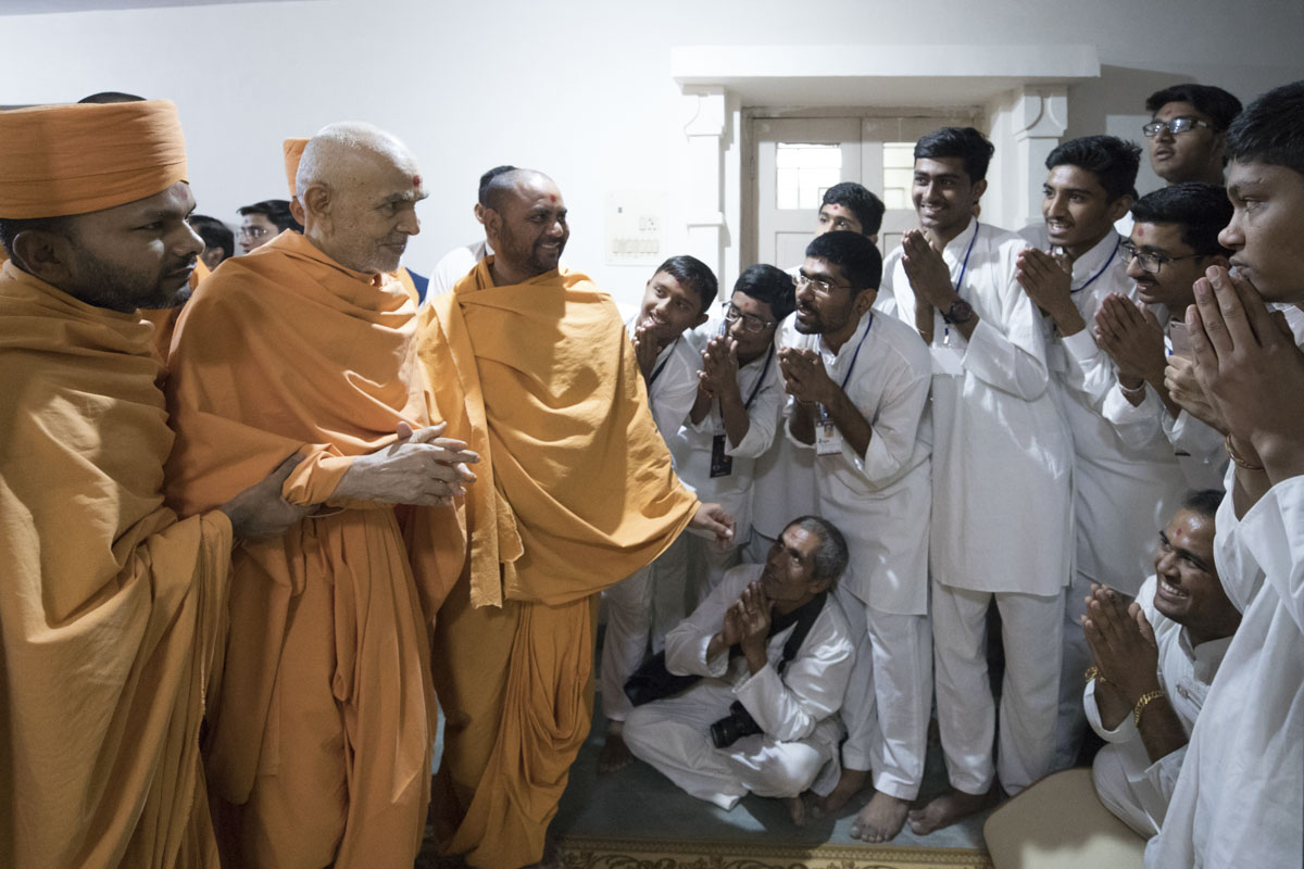 Youths doing darshan of Swamishri 