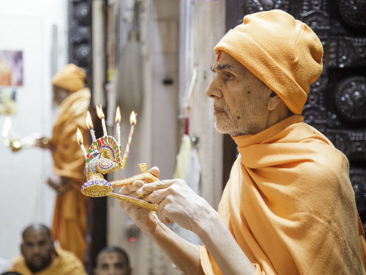 Swamishri performs morning arti