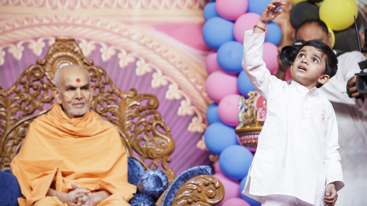 A child performs before Swamishri 