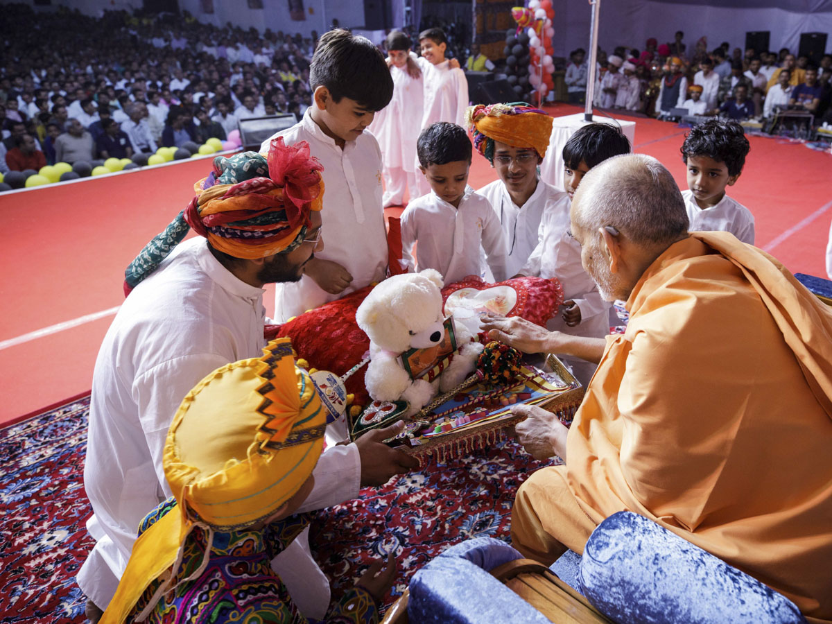Swamishri participates in Bal Din program