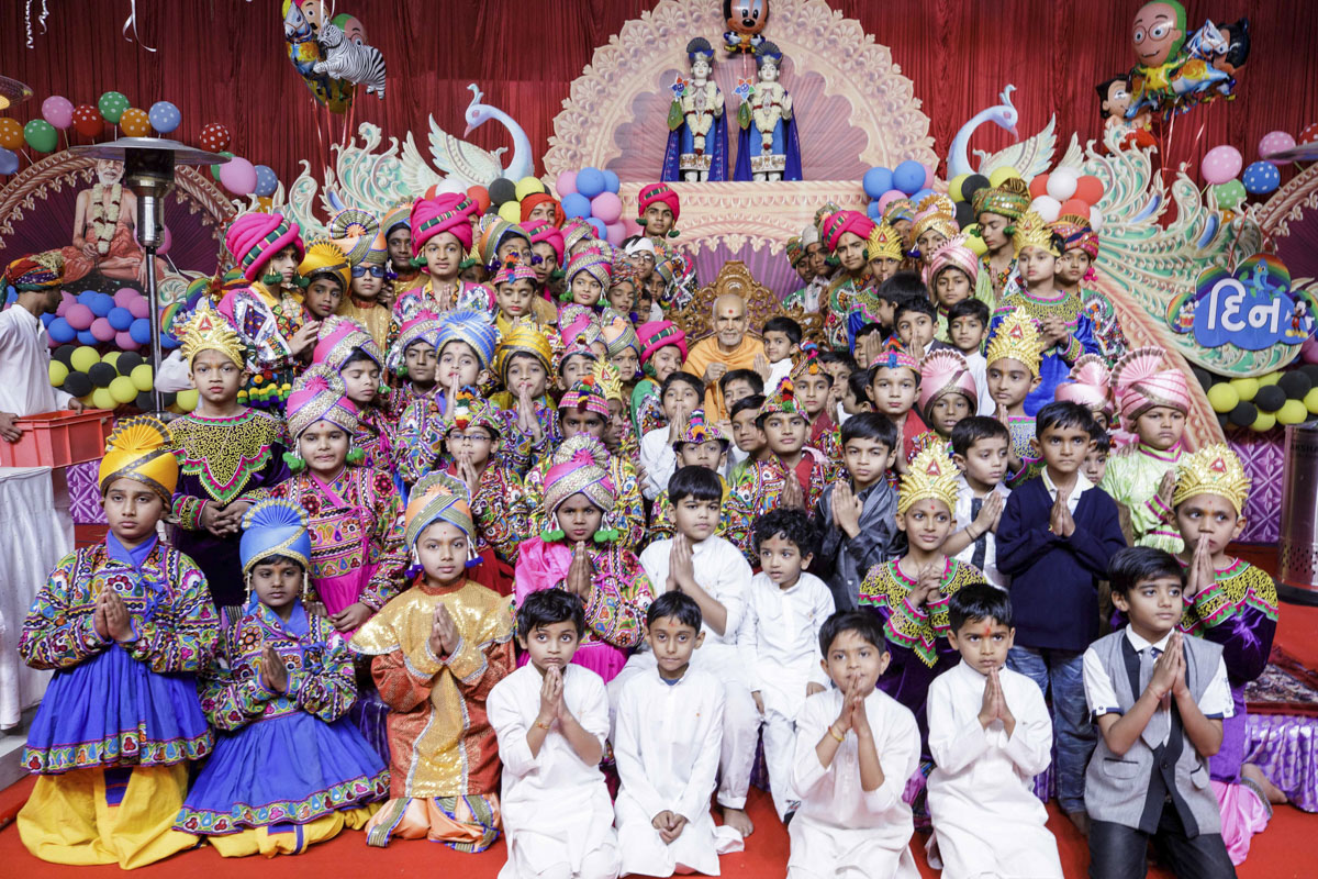 Children with Swamishri after their performance 