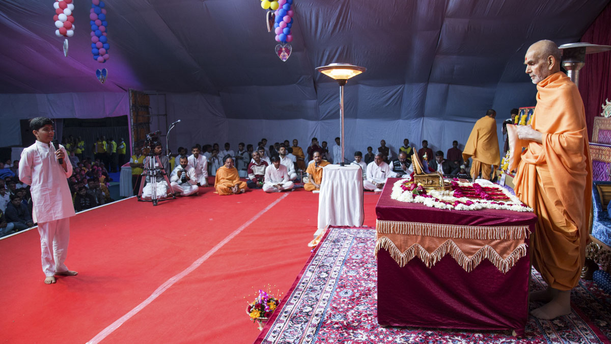 A child presents before Swamishri