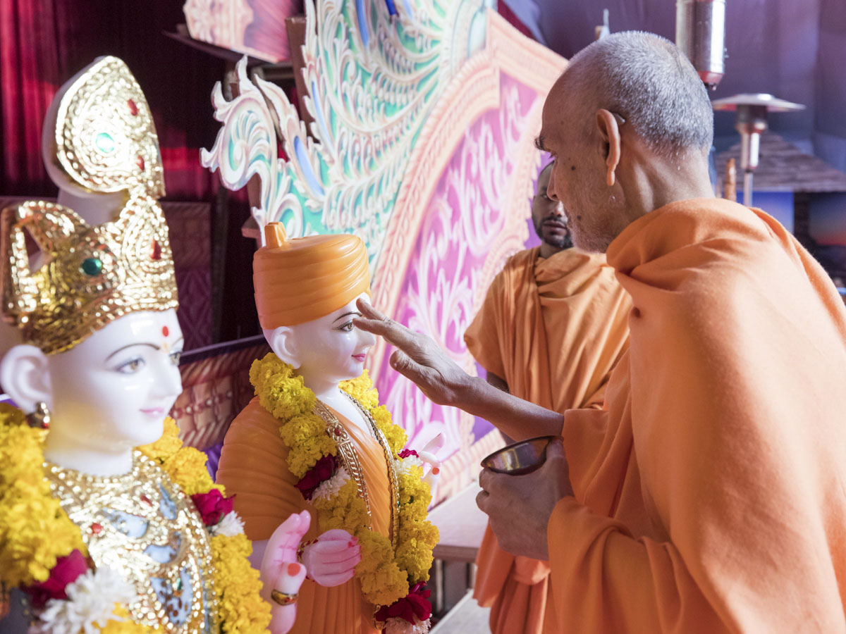 Swamishri performs pujan of murtis