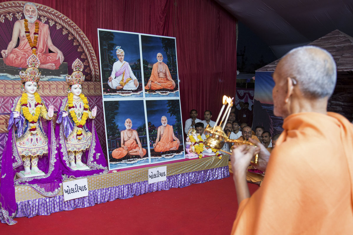 Swamishri performs pratishtha arti 