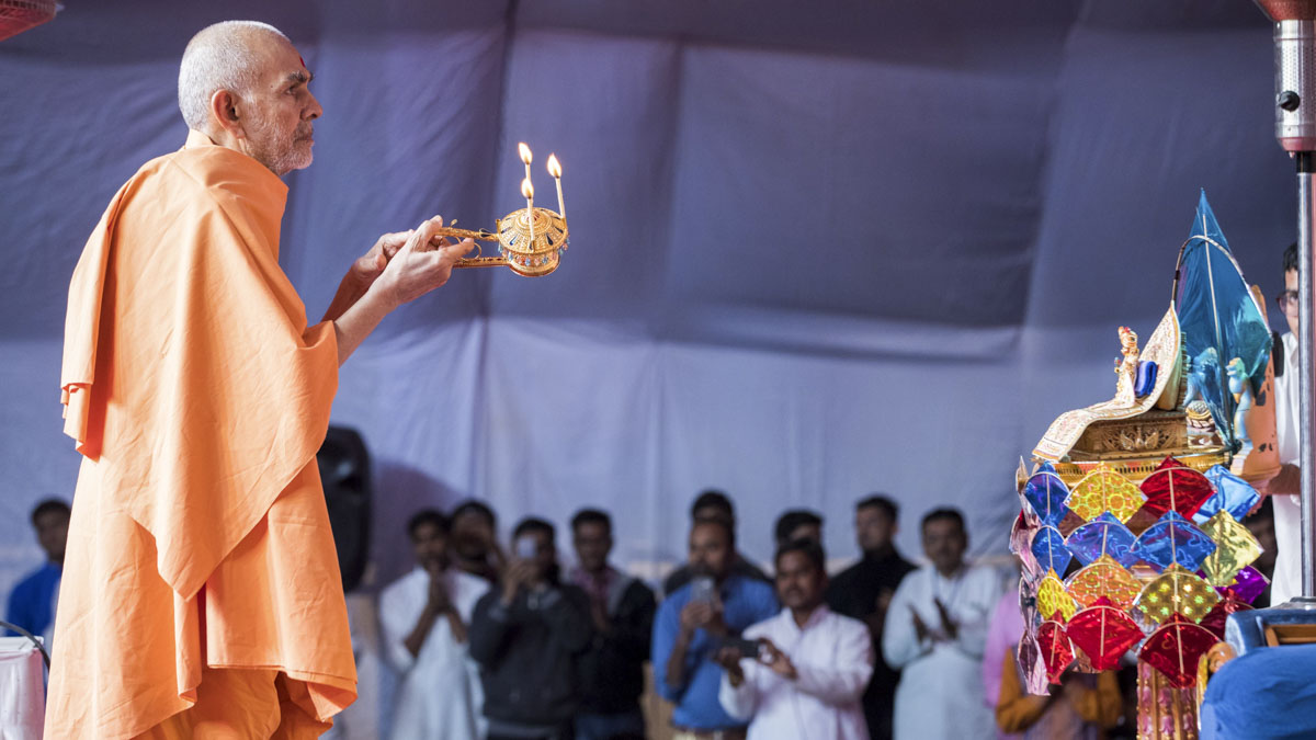 Swamishri performs evening arti