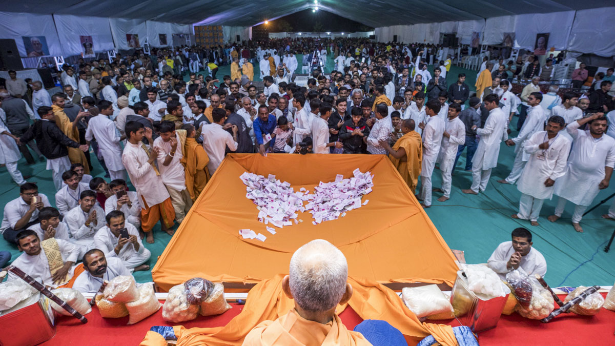 Devotees offering their seva in jholi