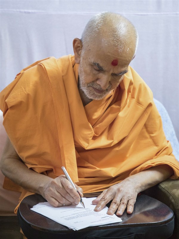 Swamishri replies to letters