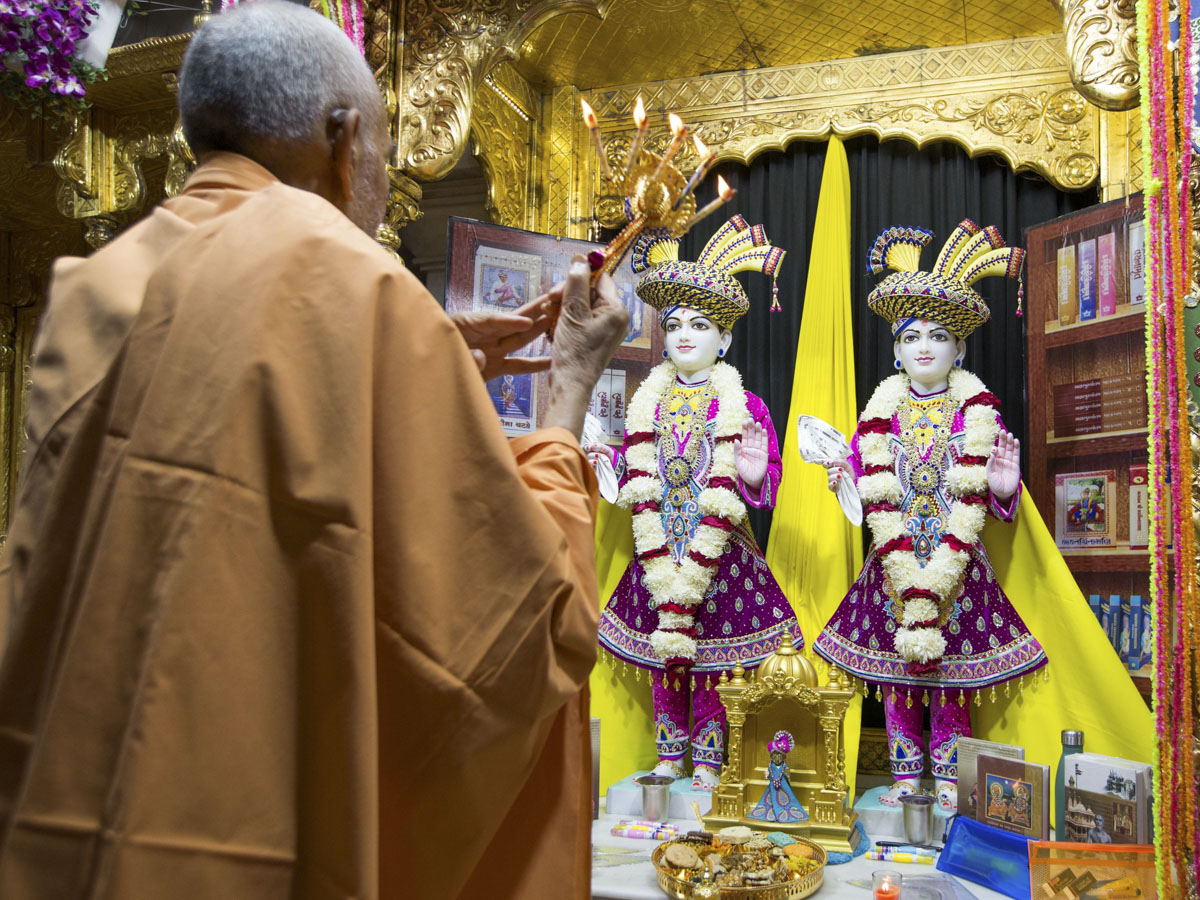 Swamishri performs arti of Bhagwan Swaminarayan and Aksharbrahman Gunatitanand Swami