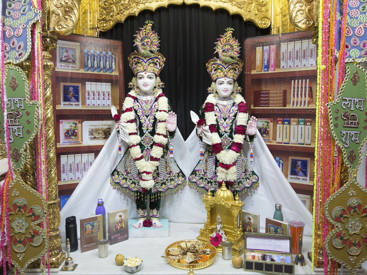 Bhagwan Swaminarayan and Aksharbrahman Gunatitanand Swami 