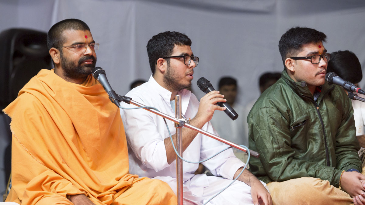 Sadhus and youths sing kirtans in Swamishri's morning puja