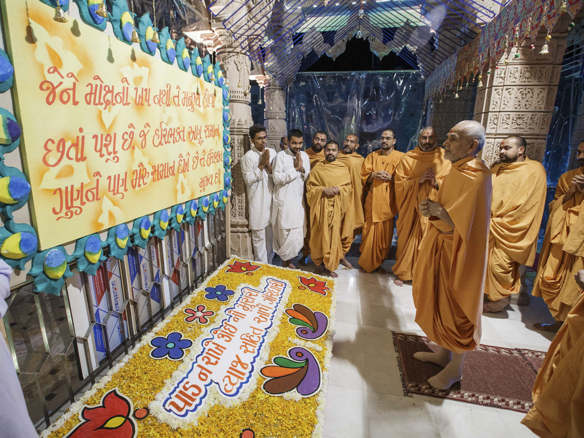 Swamishri observes a decorative display
