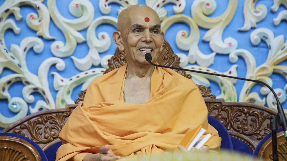 Swamishri blesses the assembly 