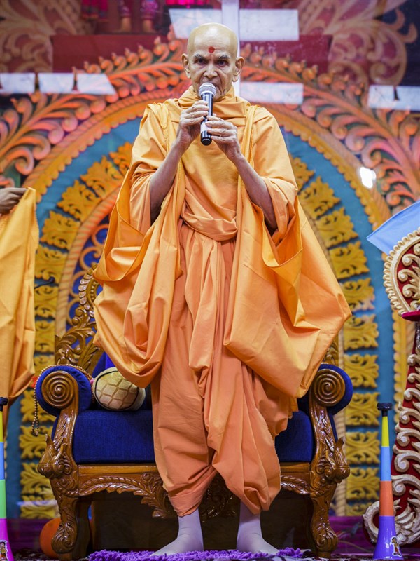 'Narayan hare Sachchidanand prabho...' Swamishri hails the jholi call