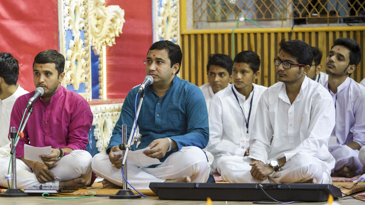 Youths sing kirtans in Swamishri's morning puja