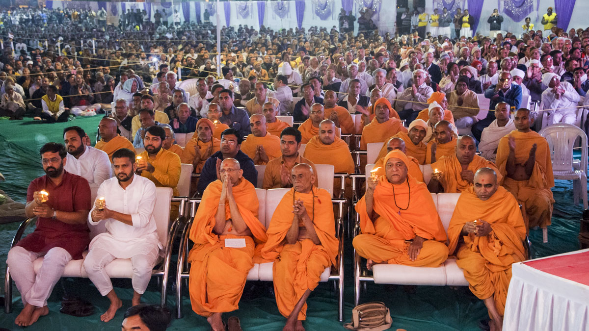 Sadhus and devotees perform the arti