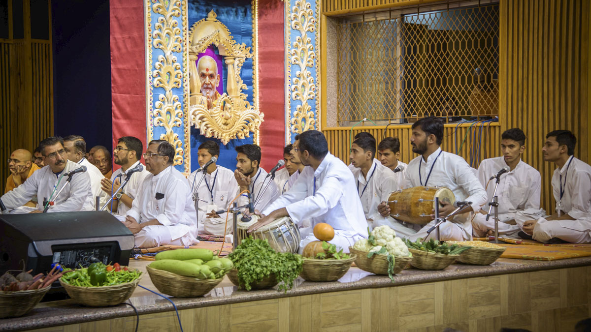 Youths sing kirtans in Swamishri's morning puja