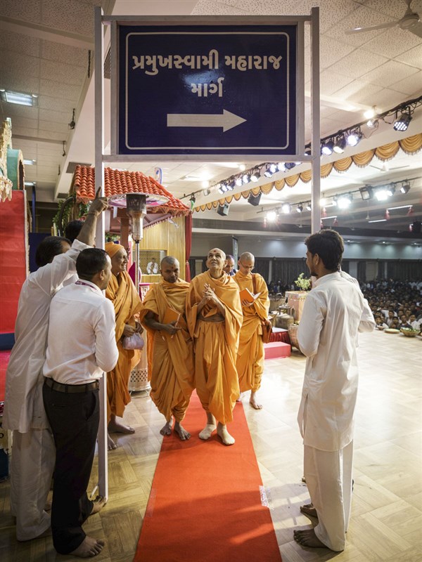 Swamishri sanctifies a road signboard 'Pramukh Swami Maharaj Marg'
