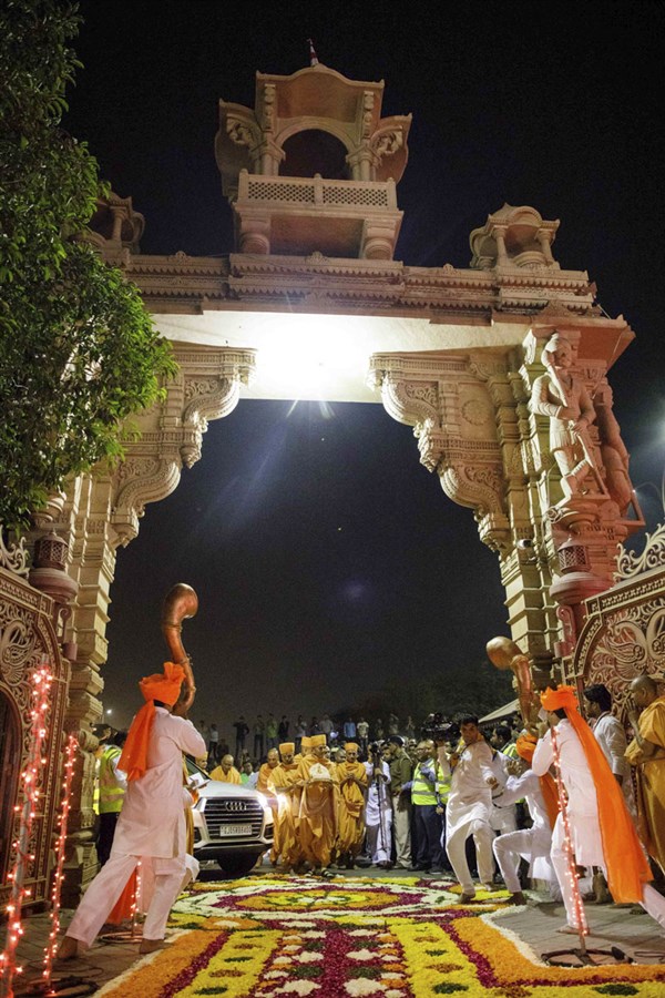 Param Pujya Mahant Swami Maharaj arrives at Surat Mandir