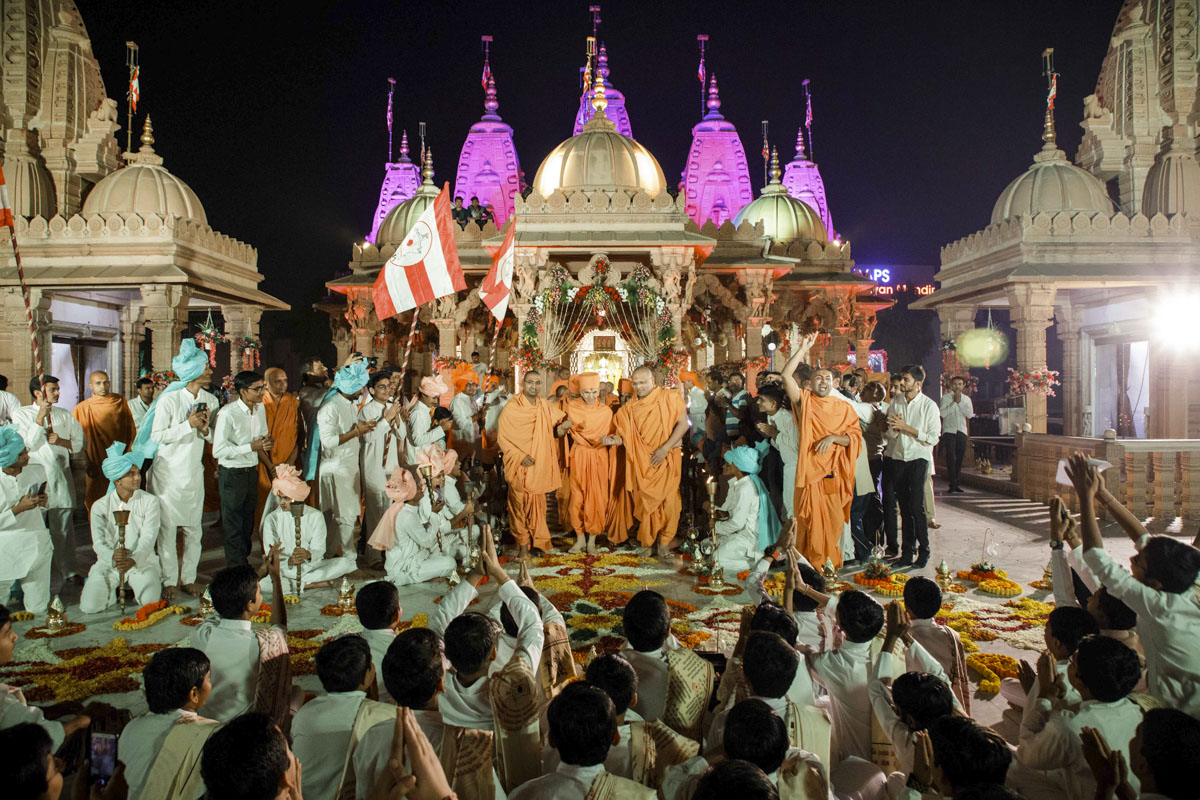 Children welcome Swamishri in the mandir pradakshina