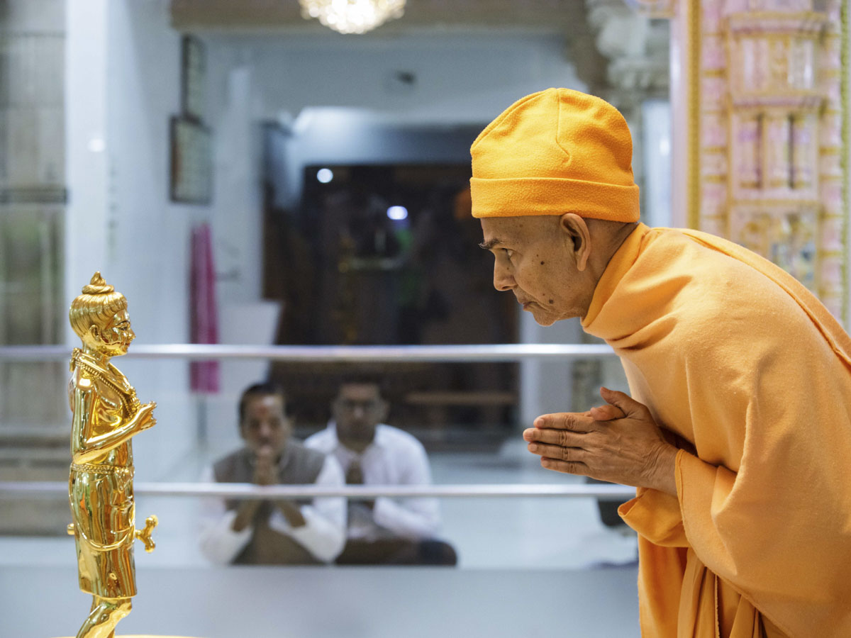 Param Pujya Mahant Swami Maharaj engrossed in darshan of Shri Nilkanth Varni