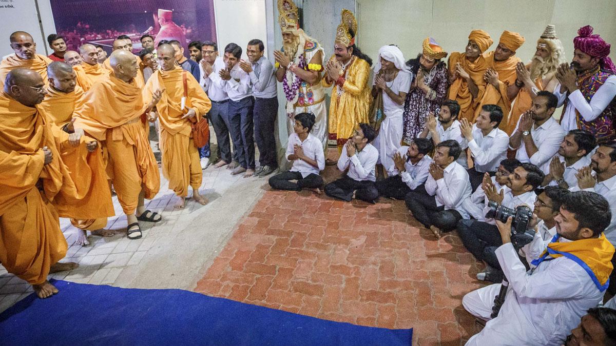 Swamishri blesses participants of the skit