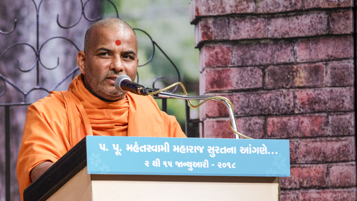 Prabhucharan Swami addresses the assembly
